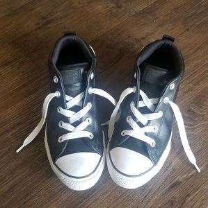 Junior Chuck Taylor Leather Mid Top Sneaker